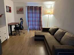 Spacious 3-bed House With car Park Near Heathrow