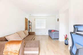 Spacious 3-bed House With car Park Near Heathrow