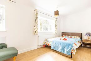 Spacious 3-bed House With car Park Near Heathrow