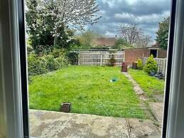 Spacious 3-bed House With car Park Near Heathrow