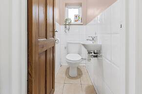 Spacious 3-bed House With car Park Near Heathrow