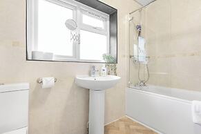 Spacious 3-bed House With car Park Near Heathrow