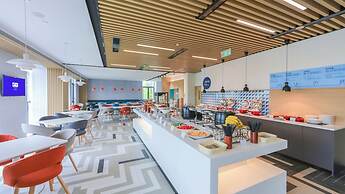 Holiday Inn Express Shanghai Pudong Airport by IHG
