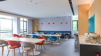 Holiday Inn Express Shanghai Pudong Airport by IHG