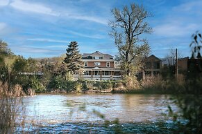 Goldsmith's Riverfront Inn