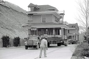 Goldsmith's Riverfront Inn