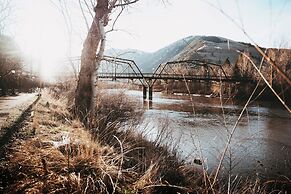 Goldsmith's Riverfront Inn