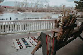 Goldsmith's Riverfront Inn