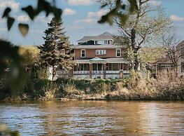 Goldsmith's Riverfront Inn