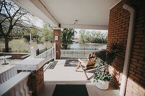 Goldsmith's Riverfront Inn