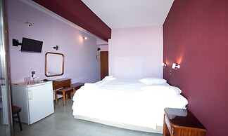 Petania Hotel & Apartments