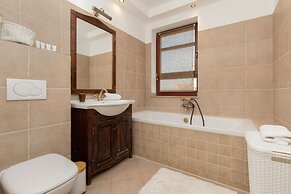 City Center Apartment by Renters