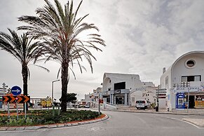 Albufeira Central 1 by Homing