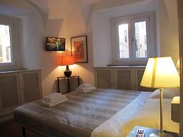 Aurora in Pantheon Apartment