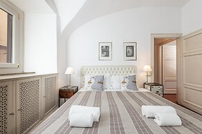 Aurora in Pantheon Apartment