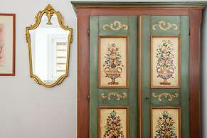 Aurora in Pantheon Apartment