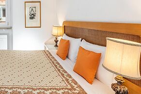 Aurora in Pantheon Apartment