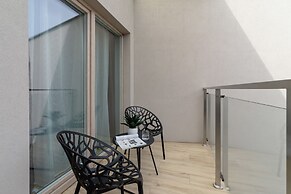 Deluxe City Studio by Renters