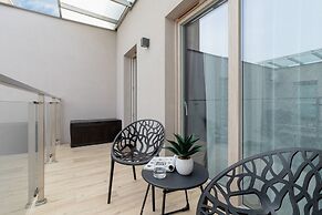 Deluxe City Studio by Renters