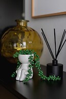 Deluxe City Studio by Renters