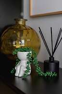 Deluxe City Studio by Renters