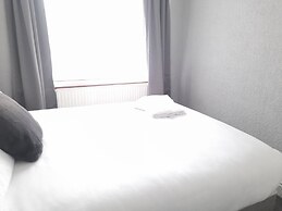 Bright 4-bed House 15 min to Manchester Centre