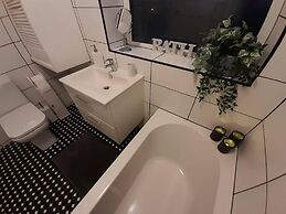 Bright 4-bed House 15 min to Manchester Centre