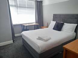 Bright 4-bed House 15 min to Manchester Centre