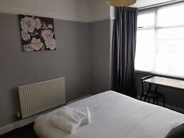 Bright 4-bed House 15 min to Manchester Centre