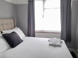 Bright 4-bed House 15 min to Manchester Centre