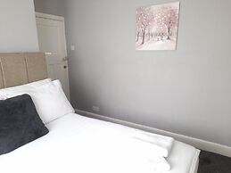 Bright 4-bed House 15 min to Manchester Centre