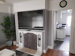 Bright 4-bed House 15 min to Manchester Centre