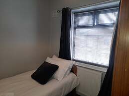 Bright 4-bed House 15 min to Manchester Centre