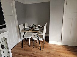 Bright 4-bed House 15 min to Manchester Centre