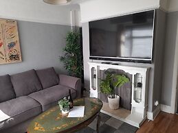 Bright 4-bed House 15 min to Manchester Centre