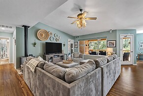 The Nut House - Lovely Home with Hot Tub by Yosemite Region Resorts