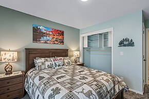 The Nut House - Lovely Home with Hot Tub by Yosemite Region Resorts