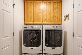 The Nut House - Lovely Home with Hot Tub by Yosemite Region Resorts