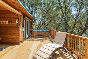 The Nut House - Lovely Home with Hot Tub by Yosemite Region Resorts