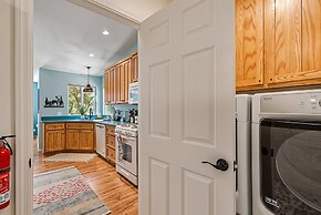 The Nut House - Lovely Home with Hot Tub by Yosemite Region Resorts