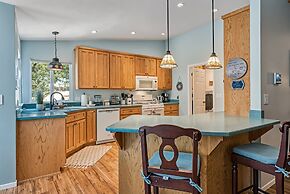 The Nut House - Lovely Home with Hot Tub by Yosemite Region Resorts