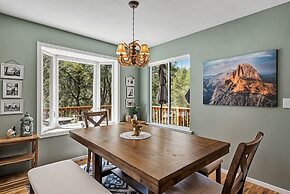 The Nut House - Lovely Home with Hot Tub by Yosemite Region Resorts