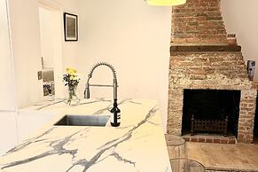 Petworth Cottage-sleeps 6-pet Friendly-central