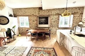 Petworth Cottage-sleeps 6-pet Friendly-central