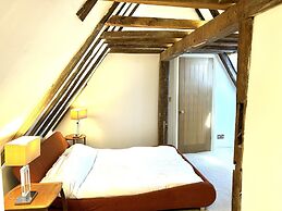 Petworth Cottage-sleeps 6-pet Friendly-central