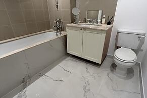 Petworth Cottage-sleeps 6-pet Friendly-central