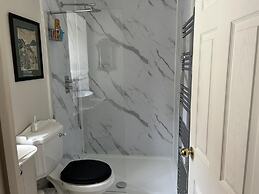 Petworth Cottage-sleeps 6-pet Friendly-central