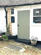 3 Bed Cottage - Sleeps 6 - Pets - Parking - Wifi