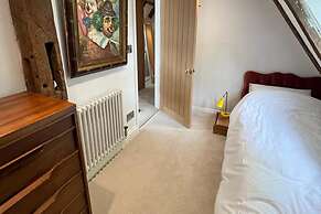 Petworth Cottage-sleeps 6-pet Friendly-central