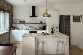 Petworth Cottage-sleeps 6-pet Friendly-central